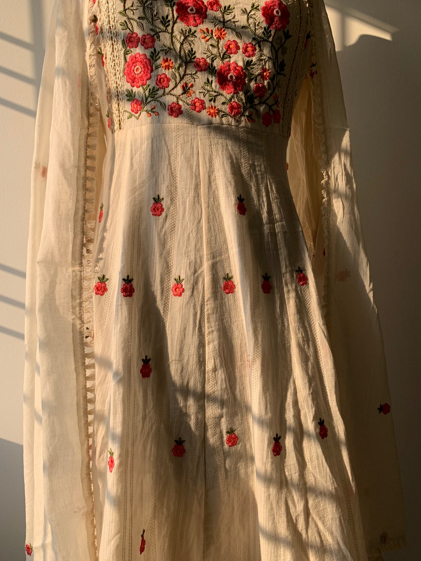 White Cotton Suit Set With Floral Work