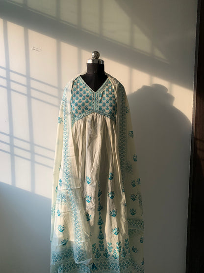 White floral printed hand block printed cotton kurta set with dupatta