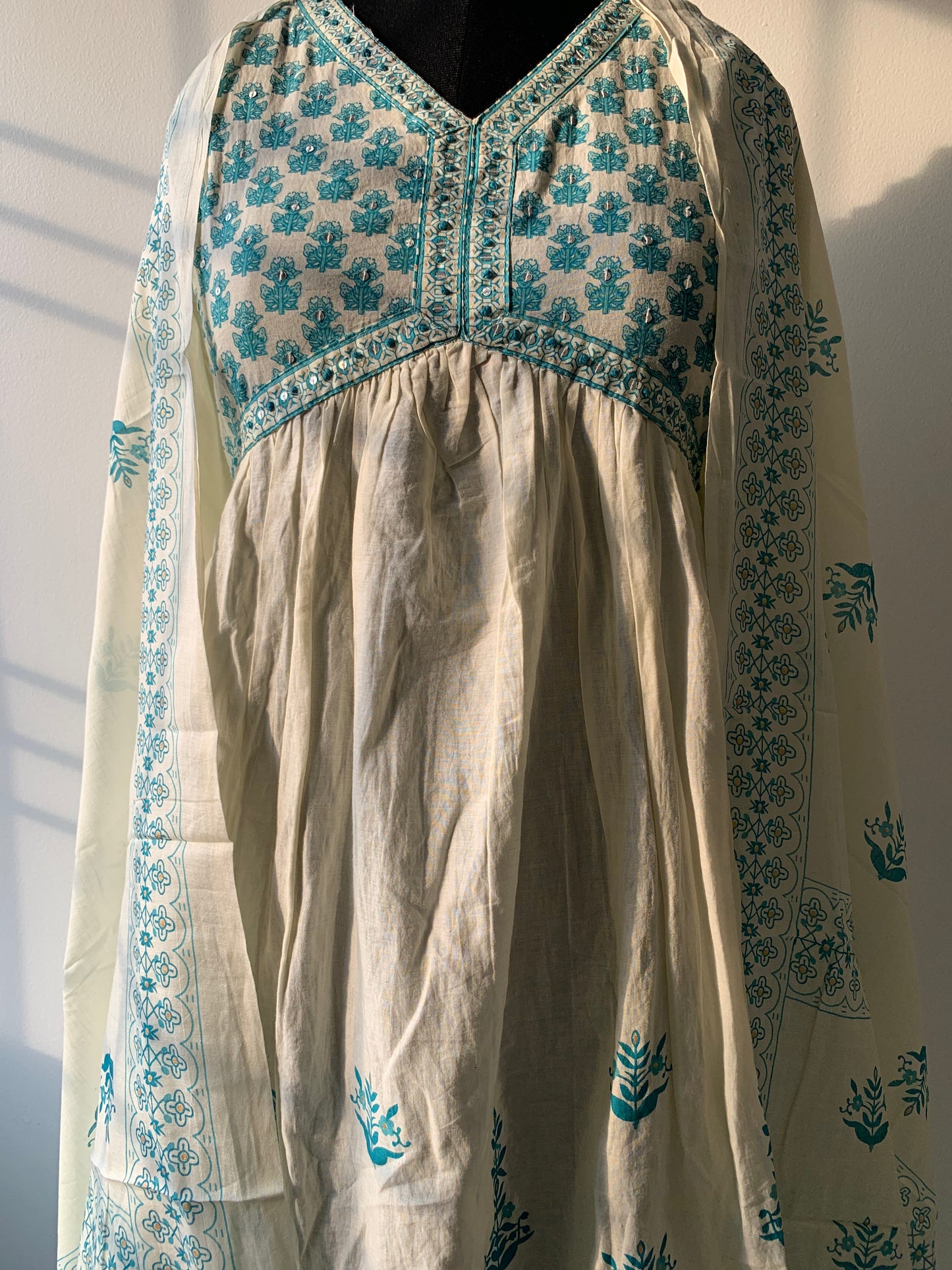 White floral printed hand block printed cotton kurta set with dupatta
