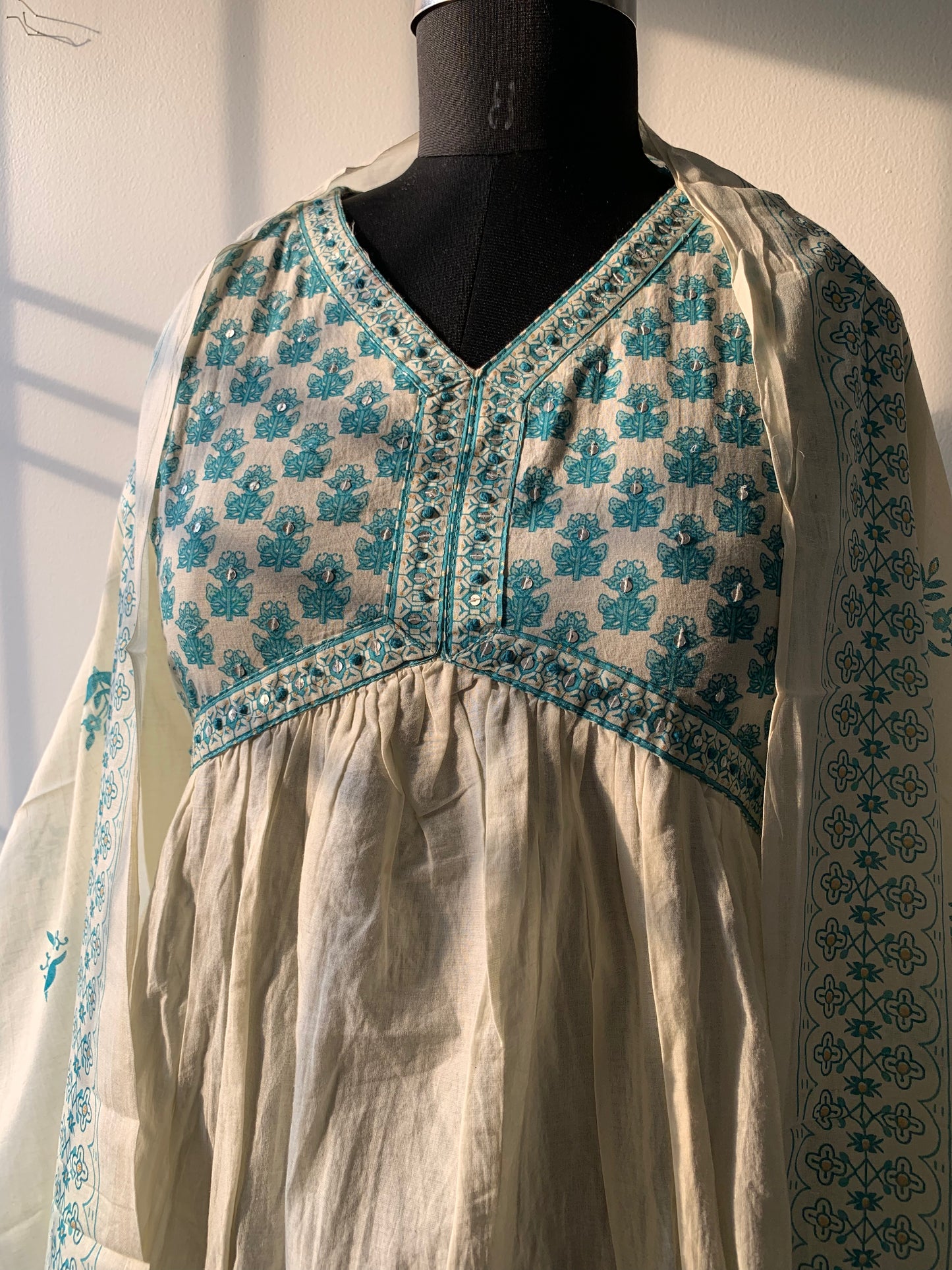White floral printed hand block printed cotton kurta set with dupatta